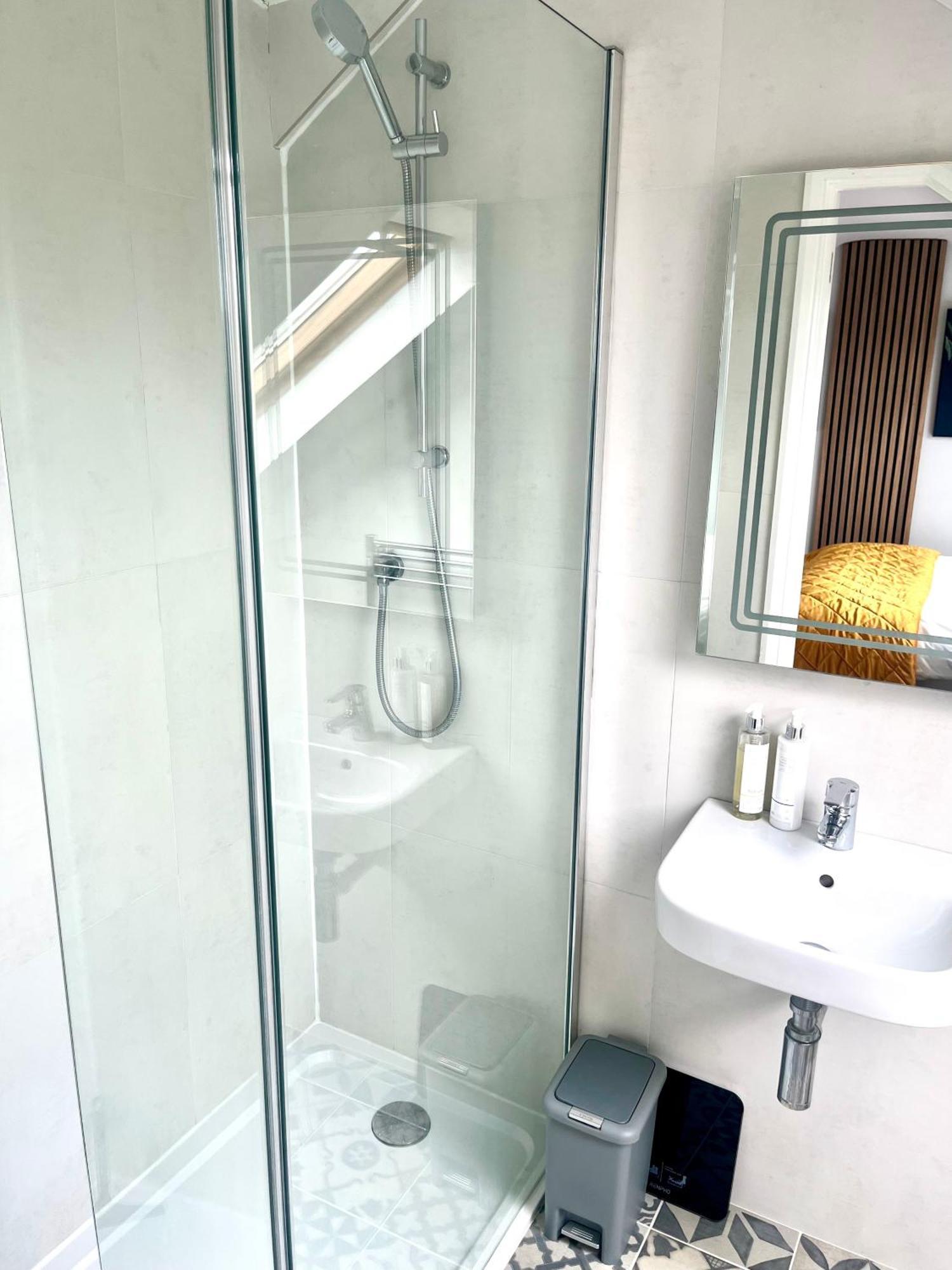 Spacious And Stylish Home Bath Eksteriør billede