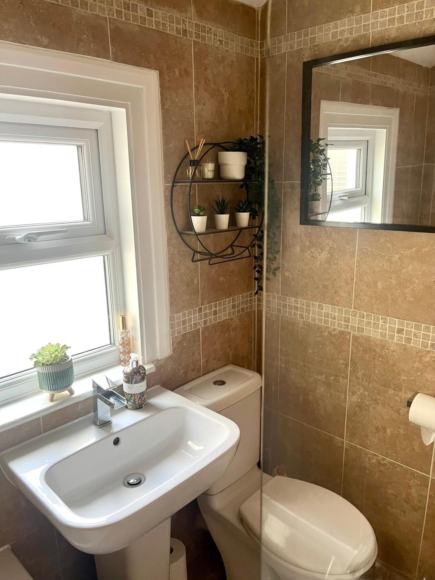 Spacious And Stylish Home Bath Eksteriør billede